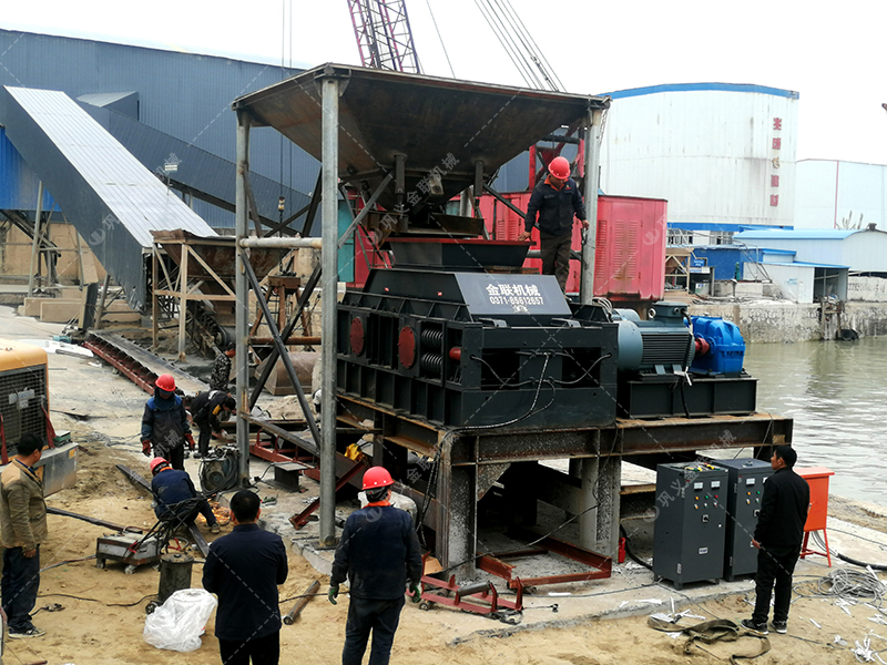 花崗巖對輥破碎機出料粒度多少？產量多大？