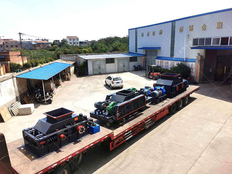 1200*1200雙齒輥破碎機(jī)，兩臺900*900軌道移動(dòng)雙齒輥破碎機(jī)發(fā)往云南