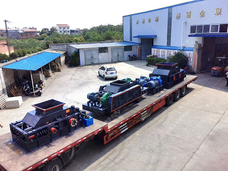 1200*1200雙齒輥破碎機(jī)，兩臺900*900軌道移動(dòng)雙齒輥破碎機(jī)發(fā)往云南