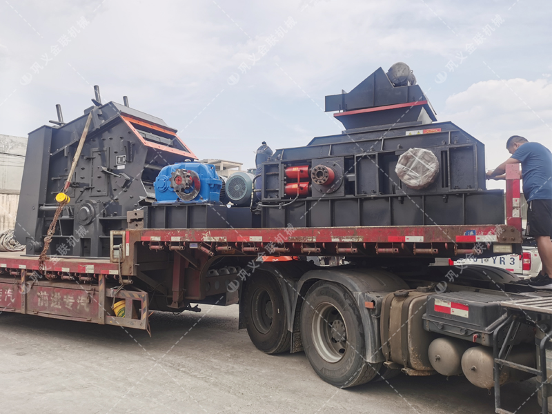 1000*700液壓對輥制砂機，1210反擊破發往四川